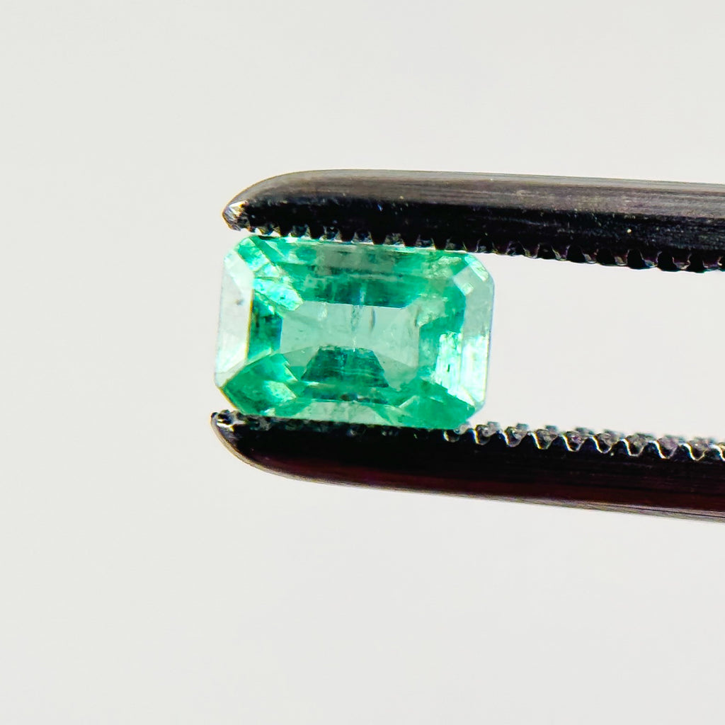 Colombian Emerald 4.9x3.2x2.7 Facet Emerald 0.30 Carat
