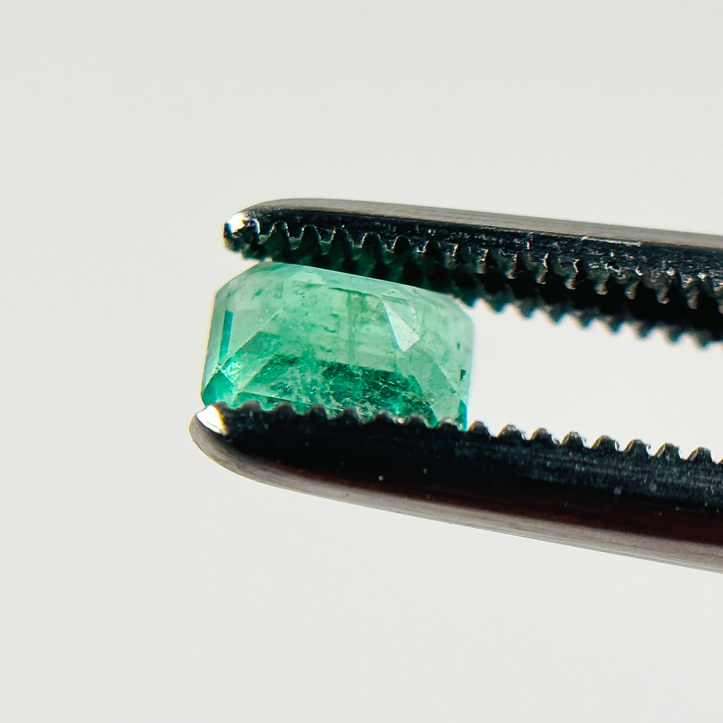 Colombian Emerald 4.9x3.2x2.7 Facet Emerald 0.30 Carat