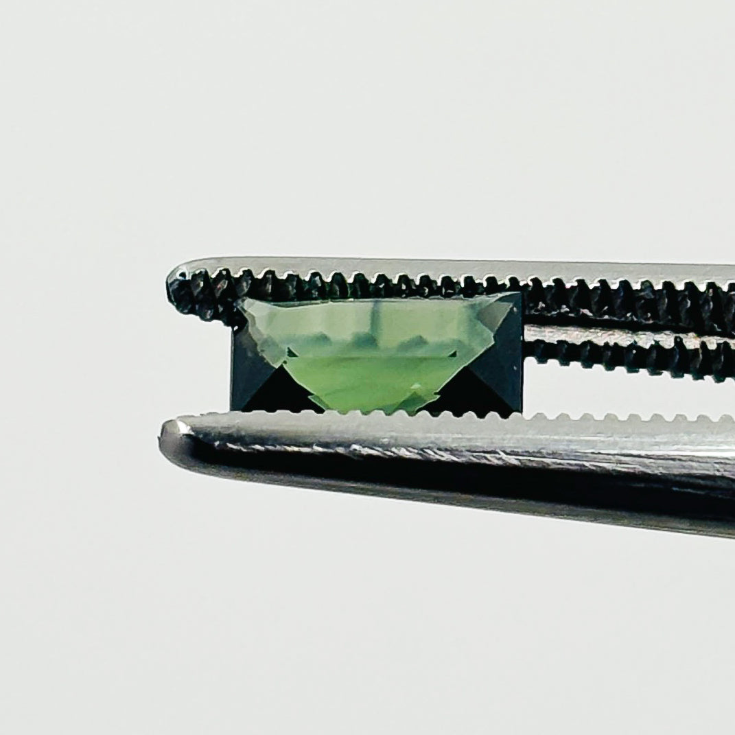 Green Sapphire 7x5x3 Facet Rectangle 1.10 Carat